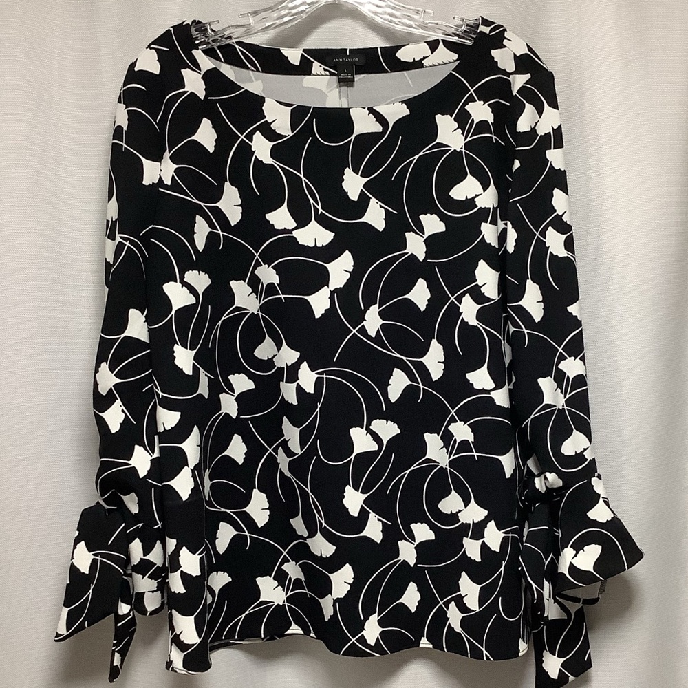 Ann Taylor sz L bl w/wht ginkgo leaf pattern. Easy care poly!